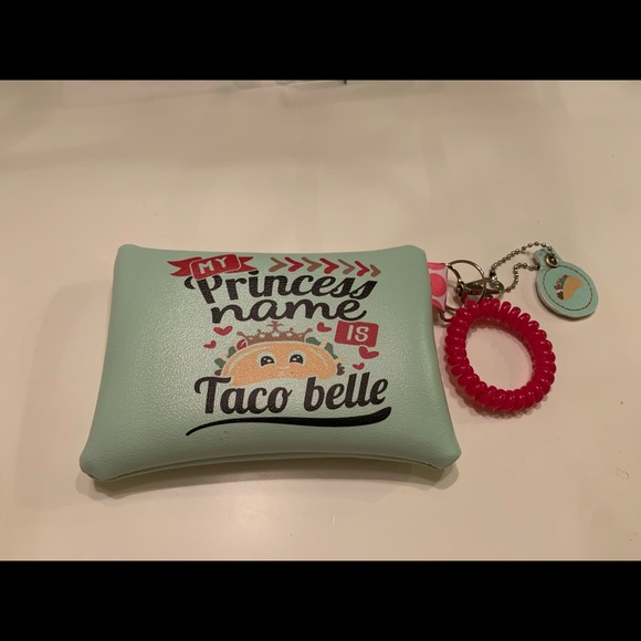 Handcrafted Taco bag in soft mint green vinyl . Hot pink wristlet lobster clasp - Picture 3 of 3